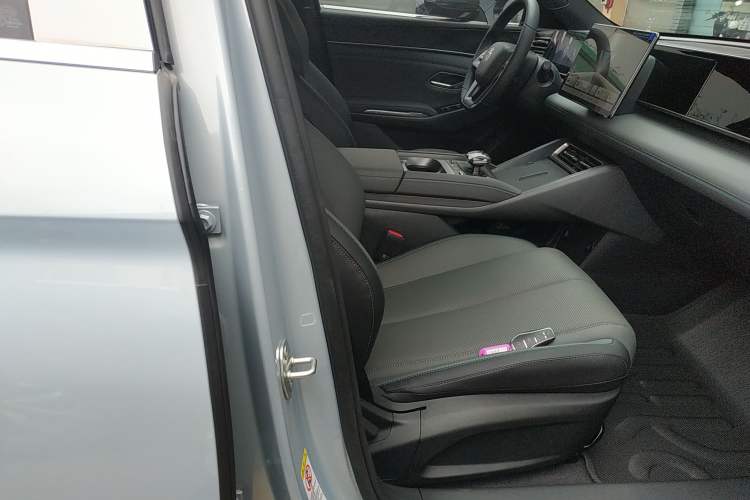 Used BYD Qin L 2025 DM-i Smart Drive 80KM Leading Model