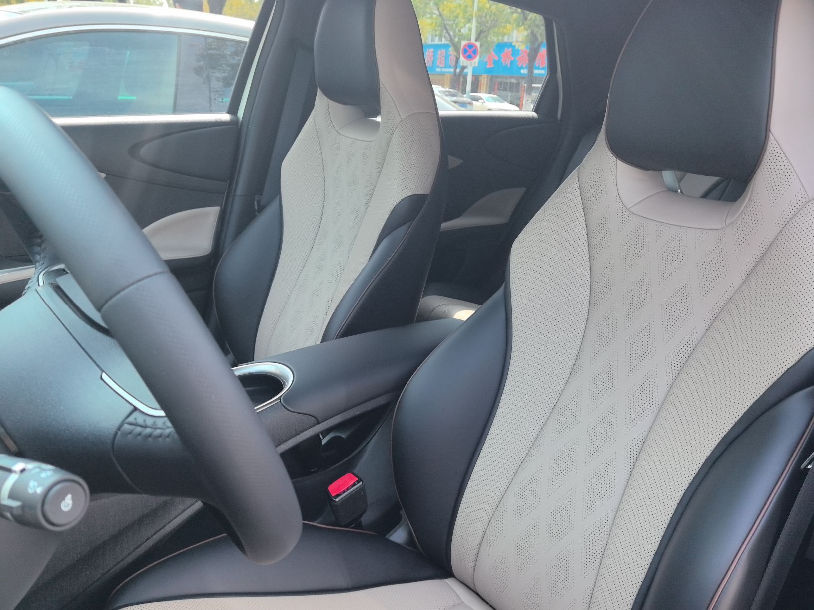 المقاعد الأمامية داخل السيارة