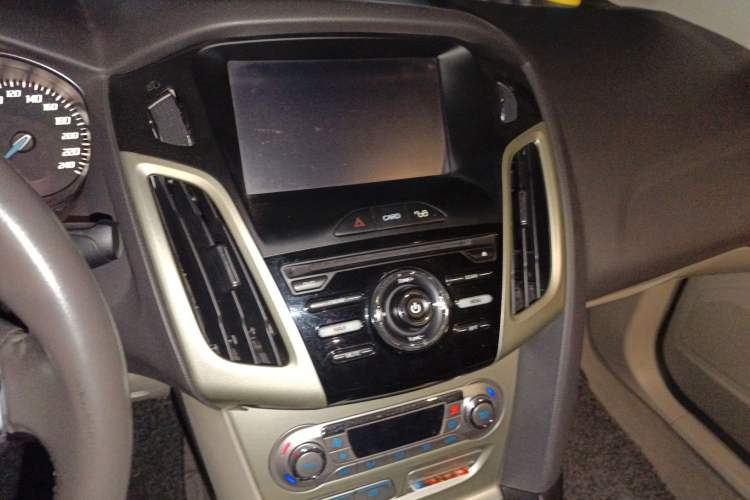 Used Ford Focus 2012 Sedan 1.6L Manual Fashion Edition
