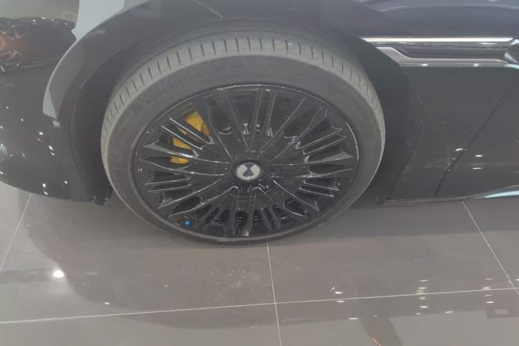 Used Denza Z9GT 2024 1100 Four-Wheel Drive Ultra Version Left Front Wheel Hub