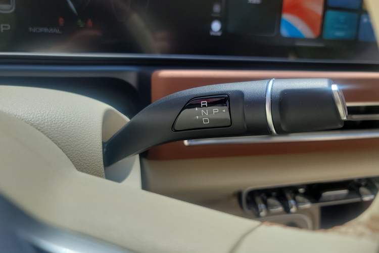 Used ORA Good Cat 2024 401 km Range Luxury Version 135 kW Gear Lever