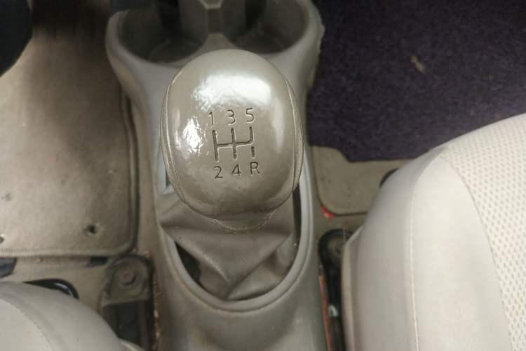 Used Nissan Sunny 2014 1.5XE Manual Comfort Edition Gear Lever