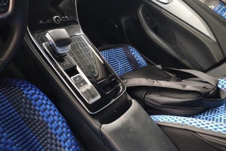 Used Roewe i6 MAX 2020 300TGI Automatic Cool & Stylish Skyroof Edition Gear Lever