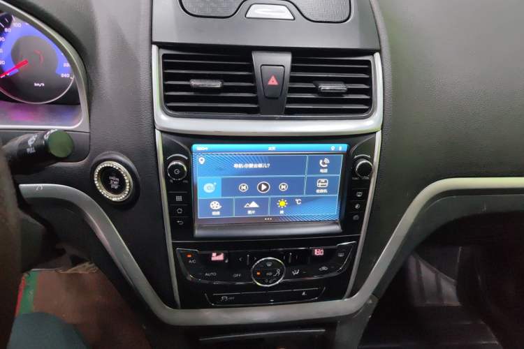 Used Geely Auto Emgrand 2016 Sedan 1.5L CVT Upward Version Audio And AC Panel