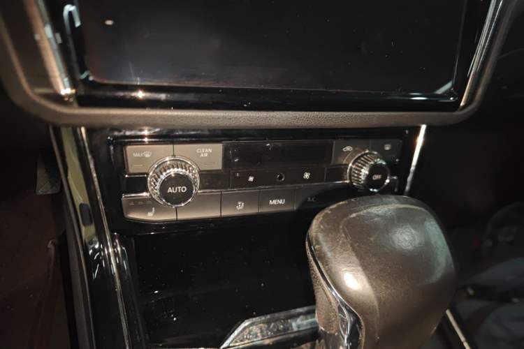 Used Volkswagen Phideon 2018 Revised Version 380TSI Two-Wheel Drive Business Edition Audio And AC Panel