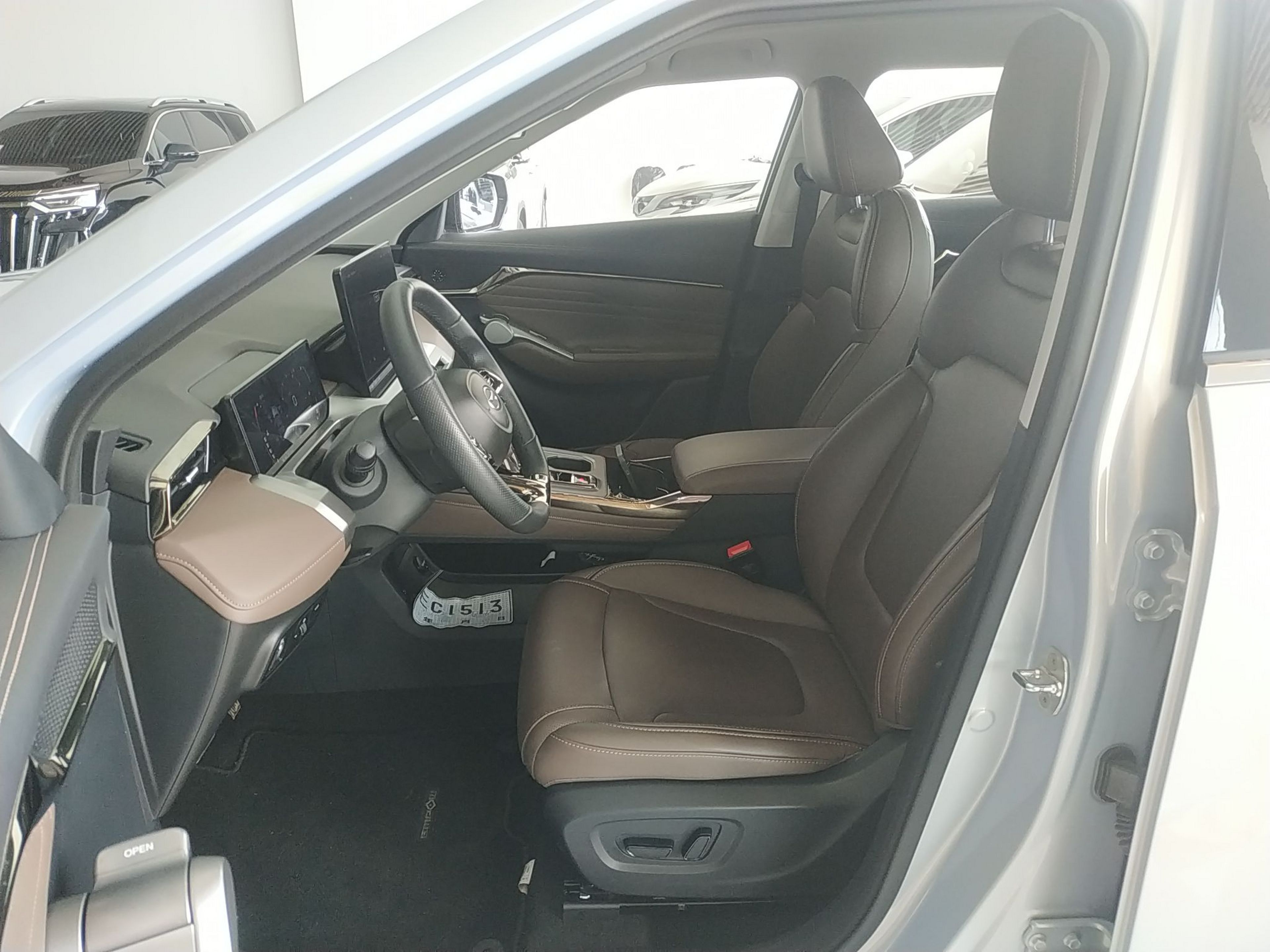 المقاعد الأمامية داخل السيارة