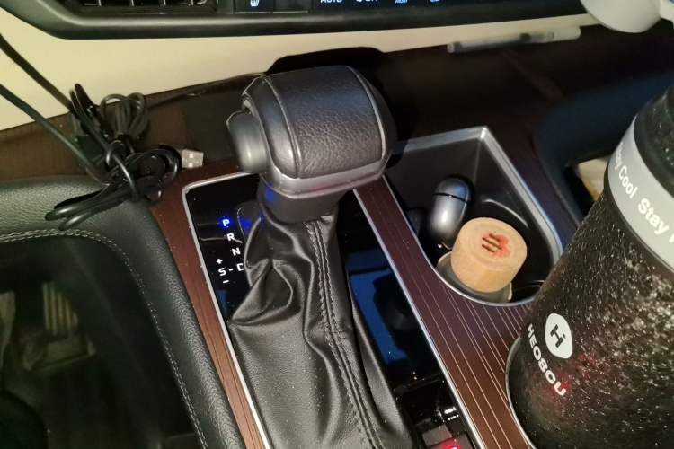 Used Toyota Granvia 2022 2.5L Hybrid Premium Edition Gear Lever