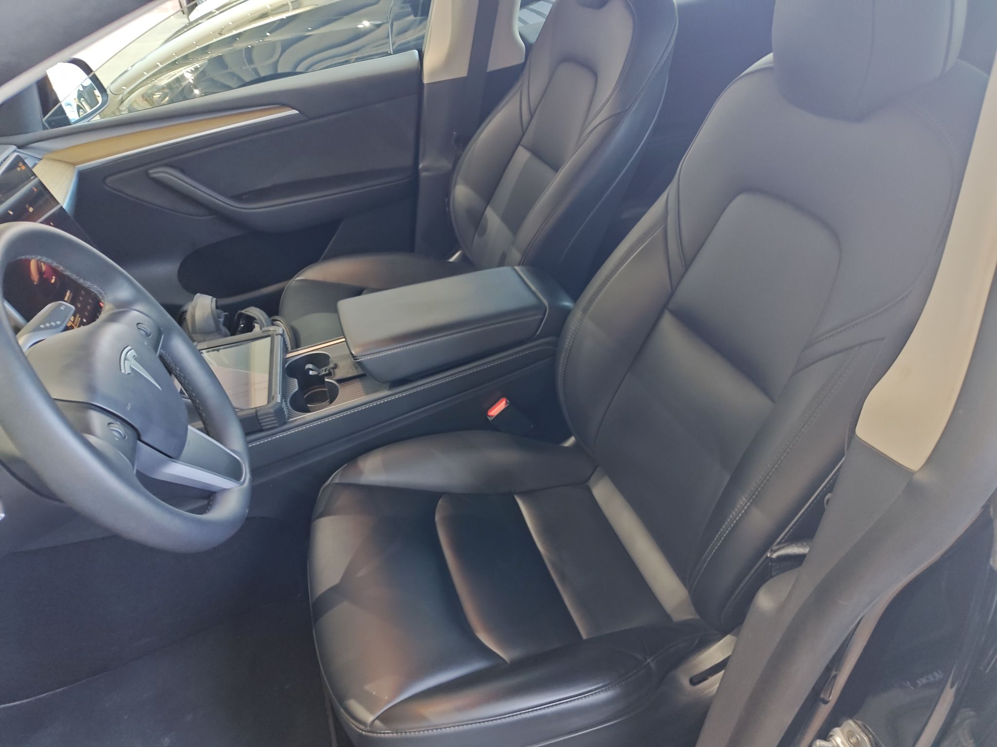 المقاعد الأمامية داخل السيارة