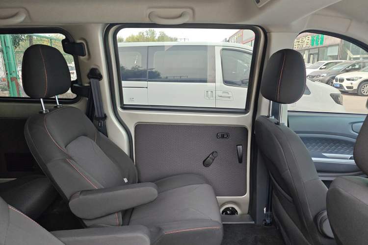 Used Dongfeng Fengon 380 2022 1.5L Comfort-Class Passenger Vehicle (Steel Spring) with 7 Seats