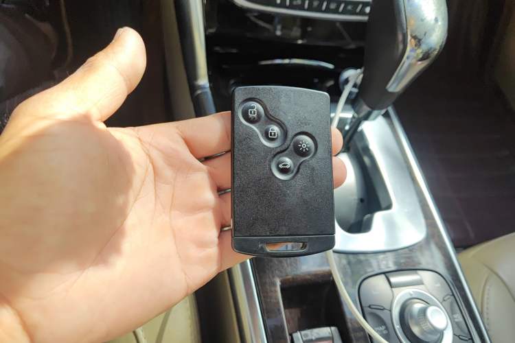 Used Renault Latitude 2011 2.5L Automatic Flagship Navigation Edition
