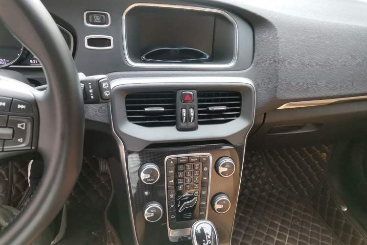 Used Volvo V40 2018 T3 Zhiyi Edition Audio And AC Panel
