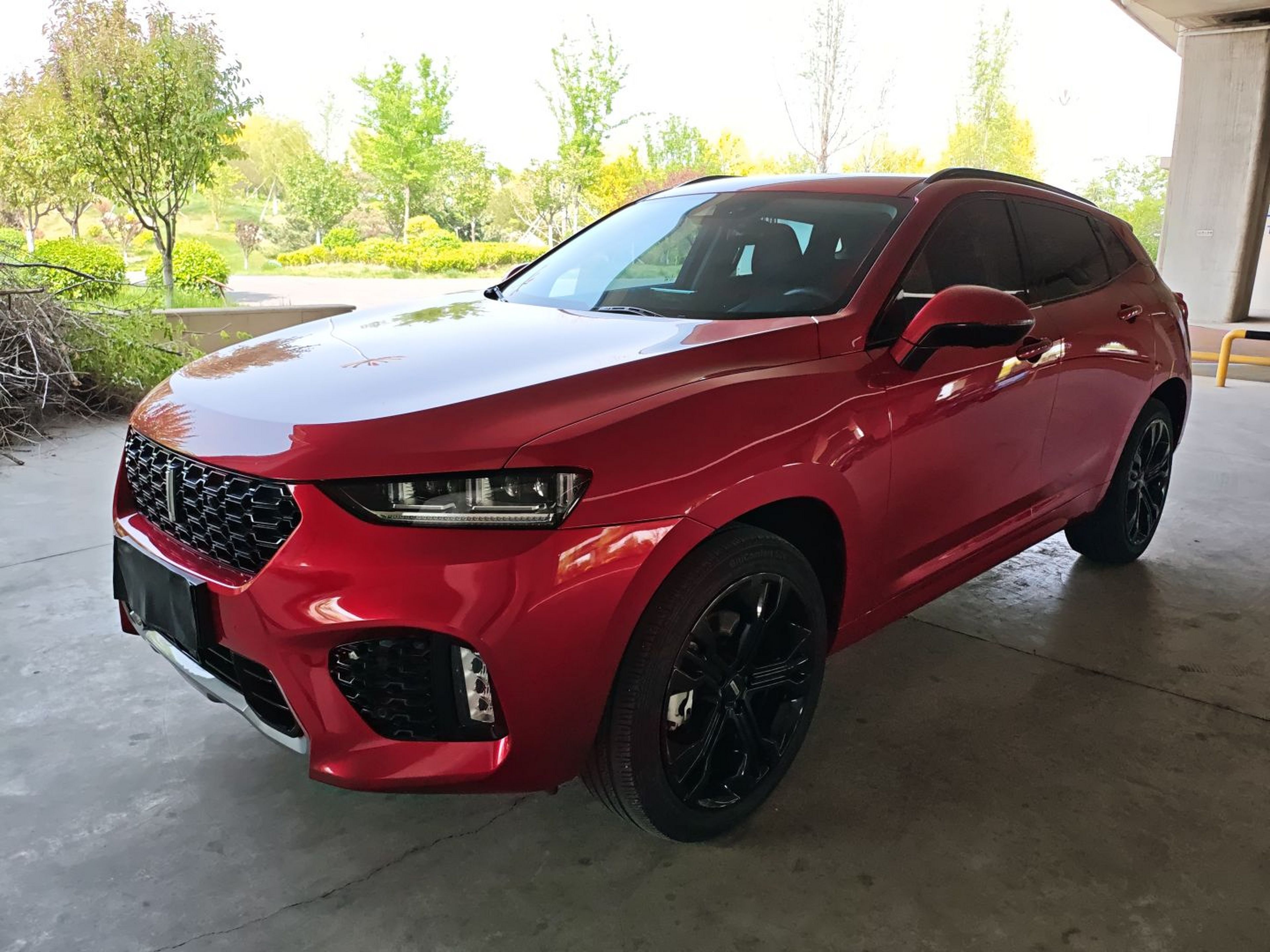 Под передней частью автомобиля