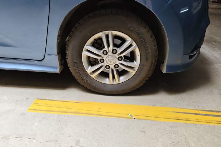 Used SAIC MAXUS G10 2016 2.0T Automatic Elite Edition Right Front Wheel Hub