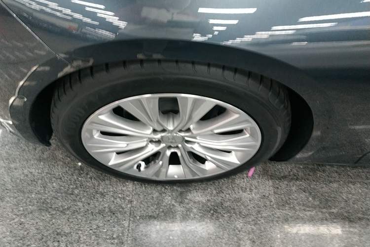 Used Cadillac CT6 2023 28T Platinum Edition Left Front Wheel Hub