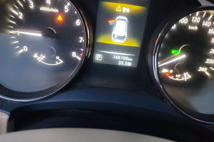 Used Nissan X-Trail 2014 2.0L CVT Comfort Edition 2WD Odometer Close Up