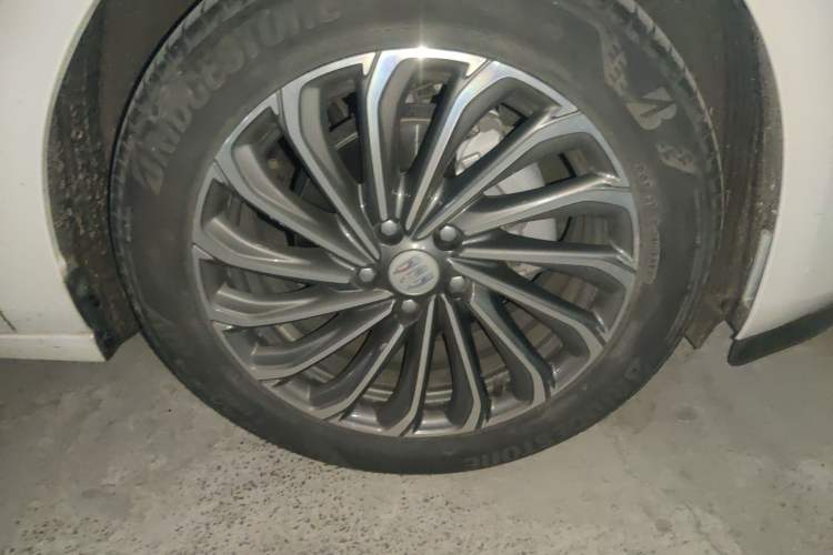 Used Buick LaCrosse 2023 28T Prestige Edition Right Front Wheel Hub