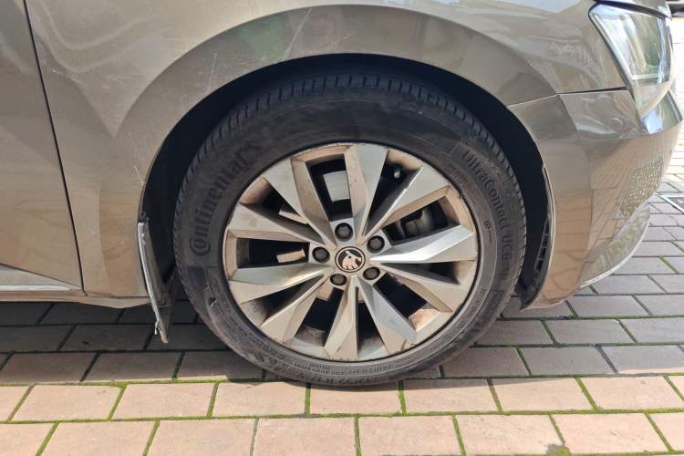 Used Skoda Superb 2016 TSI330 DSG Innovation Edition Right Front Wheel Hub