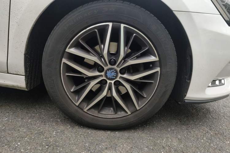 Used BYD Qin Pro New Energy 2018 DM 1.5TI Automatic Smart Connect Elite Model Right Front Wheel Hub