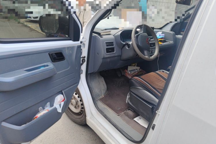 Used Wuling Yangguang 2024 300KM Comfort Version Passenger Van 75kW