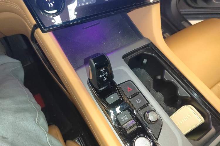 Used Lynk & Co 09 2021 2.0T Halo Six-Seater