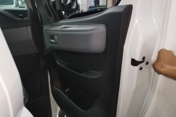 Used SAIC MAXUS Xintu V80 2024 Facelift Aoyuntong 6MT Long Wheelbase Mid-Top Version 147 Ps 6/7/8/9-Seater