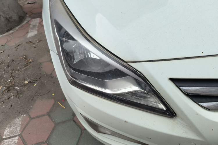 Used Hyundai Verna (older generation) 2014 1.4L Manual Smart GLS Trim Right Front Headlight