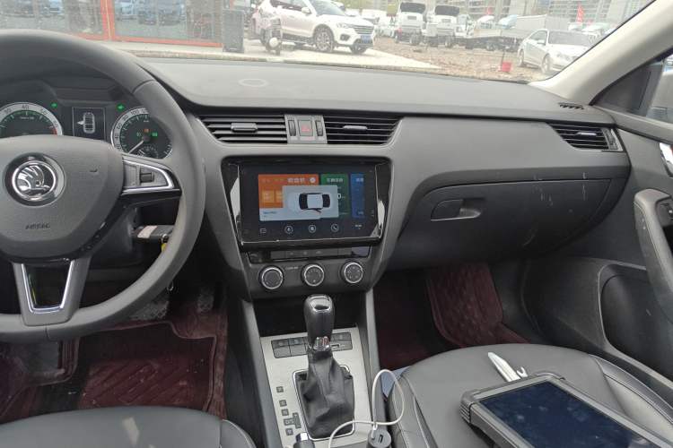 Used Skoda Octavia 2022 1.5L Automatic Comfort Edition Audio And AC Panel