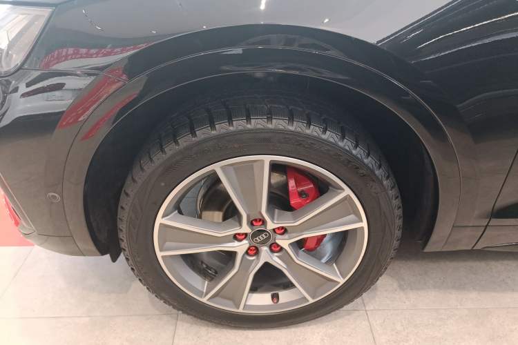 Used Audi Q5L Sportback 2022 Updated 40 TFSI Luxury Edition Left Front Wheel Hub