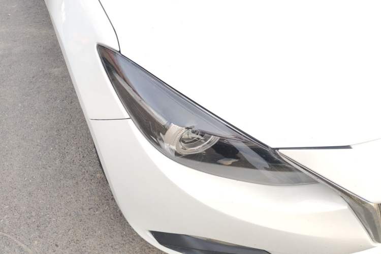 Used Mazda 3 Axela 2014 Sedan 1.5L Manual Comfort Model
