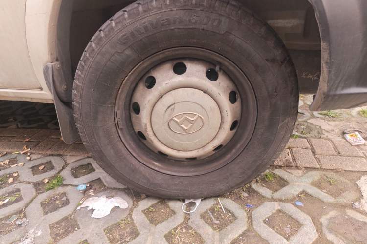 Used SAIC MAXUS Xintu V80 2014 2.5T Aotuntong Short Wheelbase Mid-Roof Model
