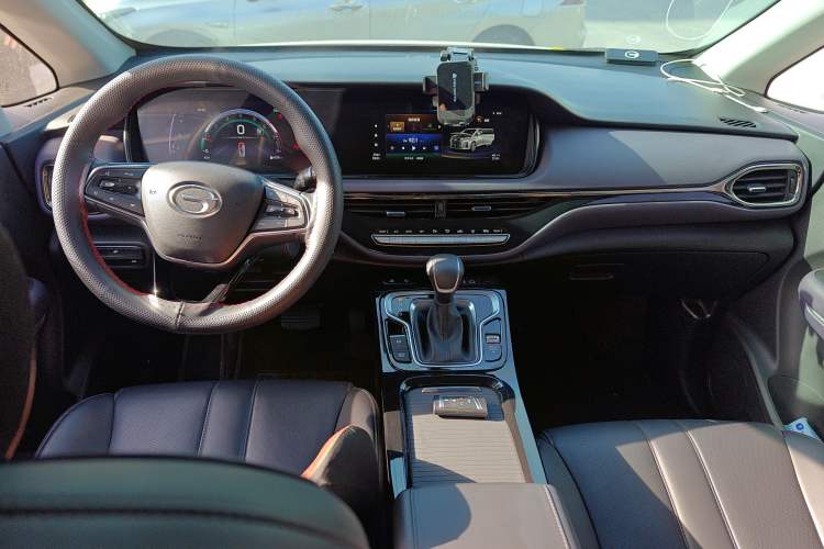 Used GAC Trumpchi M6 2025 Model MAX 270T WDCT Luxury Edition Center Console