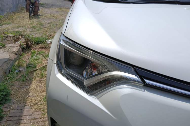 Used Toyota RAV4 2019 2.0L CVT Two-Wheel Drive Pioneer Edition China VI Standard Right Front Headlight