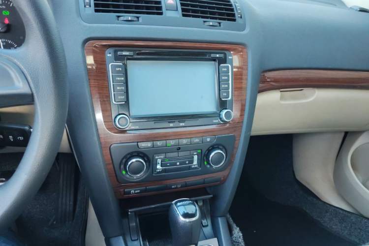 Used Skoda Octavia 2014 1.6L Automatic Yijun Edition Audio And AC Panel