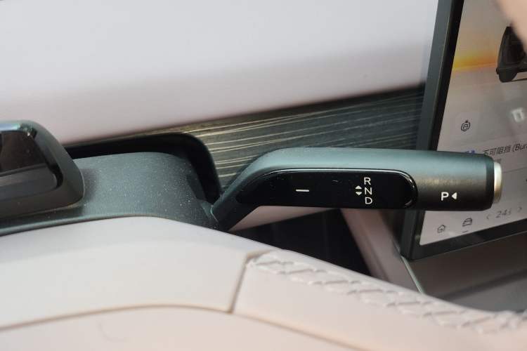 Used ONVO L60 2025 Model—60 kWh Rear-Wheel-Drive Version Gear Lever