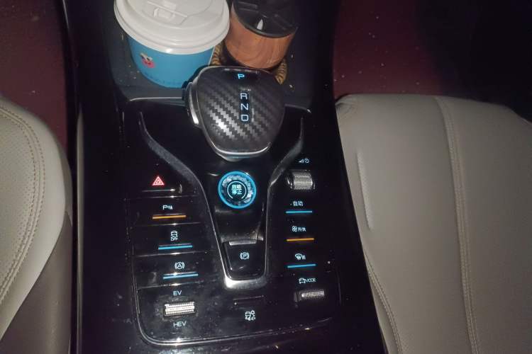 Used BYD Qin PLUS 2024 HONOR Edition DM-i 55KM Leading Model Gear Lever