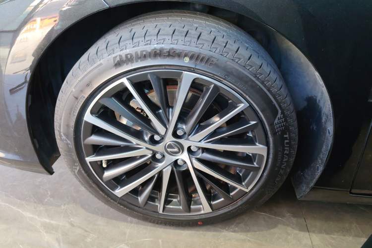 Used Lexus ES 2022 300h Deluxe Edition
