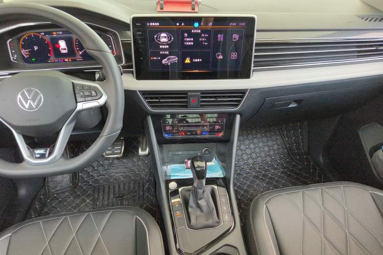 Used Volkswagen Tiguan L 2024 Outstanding Model 330TSI Automatic Two-Wheel Drive R-Line Dragon Glory Edition Audio And AC Panel