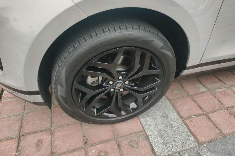 Used Land Rover Range Evoque 2022 Facelifted Aurora L 249 PS R-Dynamic Luxury Edition Left Front Wheel Hub