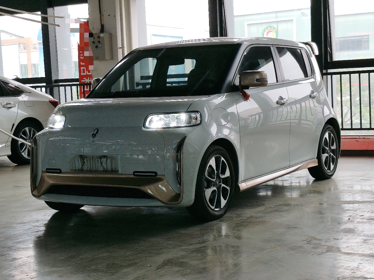 Под передней частью автомобиля