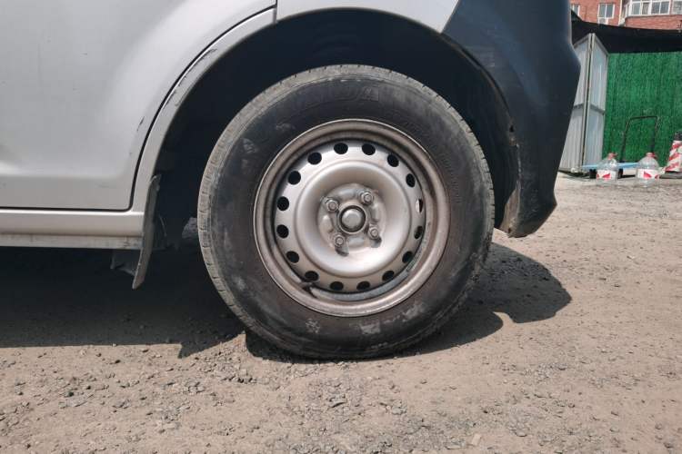 Used CHANGAN KUAYUE Xing V3 2023 1.5L Gasoline Standard Model 5-Seater Passenger Vehicle Right Front Wheel Hub