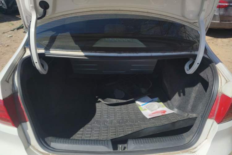 Used Volkswagen Santana 2013 1.6L Automatic Luxury Edition Trunk