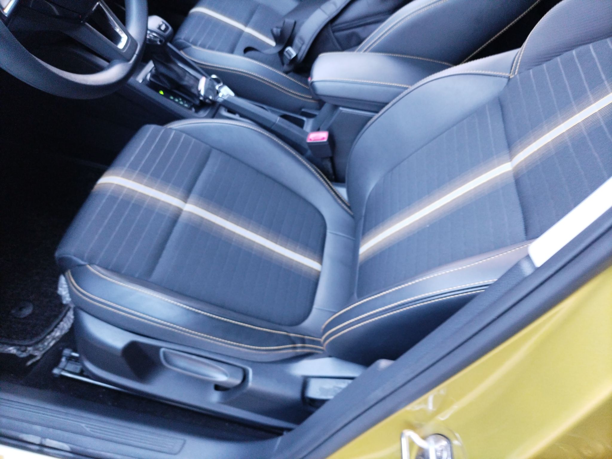 Переднее сиденье в автомобиле