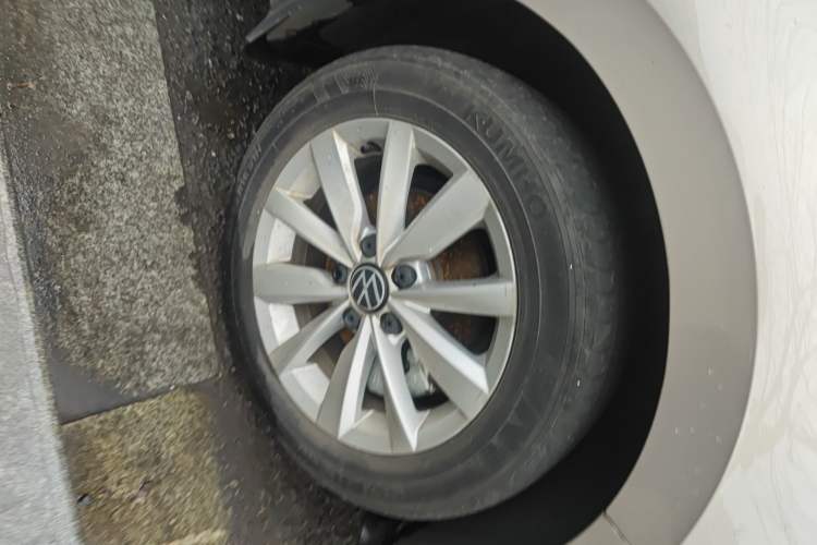 Used Volkswagen Bora 2021 1.5L Automatic Comfort Smart Connect Edition Right Front Wheel Hub
