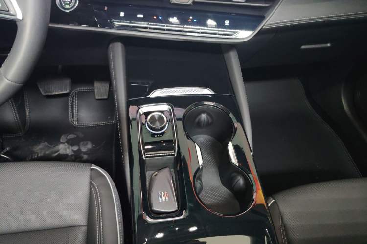 Used Buick Envision 2025 Encore Plus 28T All-Wheel-Drive Platinum Edition Gear Lever