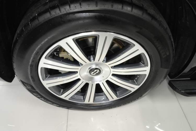 Used Hima AITO M8 2025 Model Pure Electric Max+ Six-Seat Four-Wheel-Drive Version