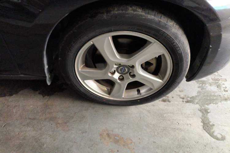 Used Volvo V60 2013 T5 Comfort Edition Right Front Wheel Hub