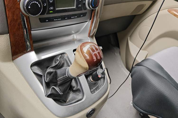 Used Foton Scenic G5 2022 2.0L Gasoline Commercial & Travel Version Passenger Van 7/9 Seats Model 1TZS
