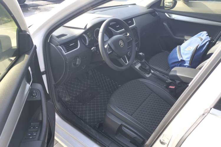 Used Skoda Octavia 2019 1.5L Automatic Smart Drive Luxury Edition China VI Standard Driver Seat