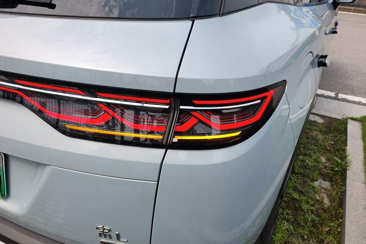 Used BYD Song L DM-i 2024 160 km Excellence Version Right Rear Taillight
