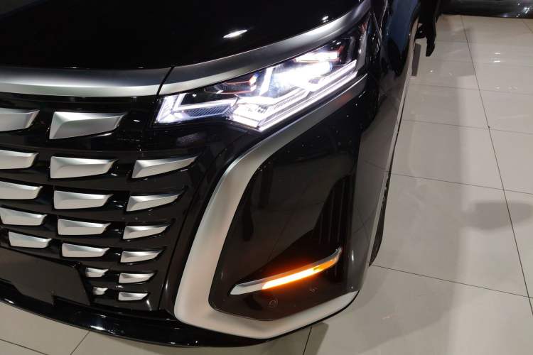 Used Denza D9 2024 DM-i 980 Four-Wheel Drive Prestige Model
